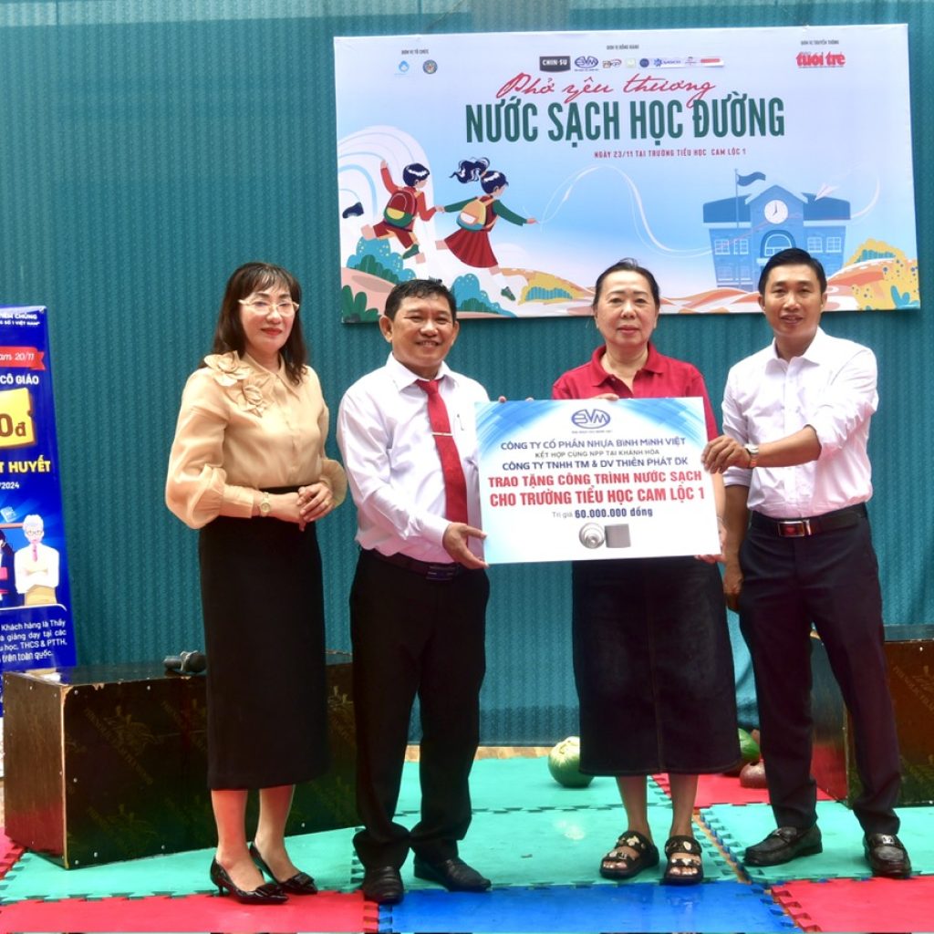 Với sự đồng hành của Công ty CP Nhựa Bình Minh Việt, chương trình đã mang đến món quà ý nghĩa là công trình nước sạch và những suất học bổng yêu thương - nguồn động lực giúp các em học sinh vượt khó, tiếp tục chinh phục ước mơ. Ảnh: T.T.D