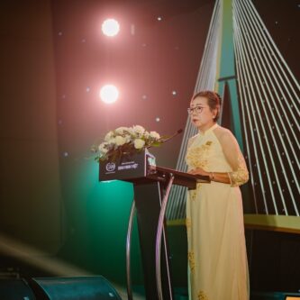Bà Lý Thị Phi Loan, Chủ tịch Hội đồng quản trị Công ty Cổ phần Nhựa Bình Minh Việt phát biểu tại hội nghị